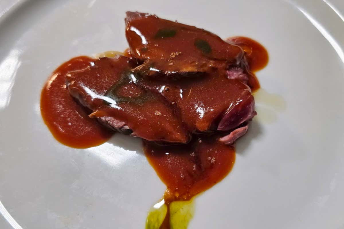 Domenico Candela con "Il piatto sempre pronto", ispirato alla pizzaiola e preparato con diaframma, pomodoro, origano e aglio